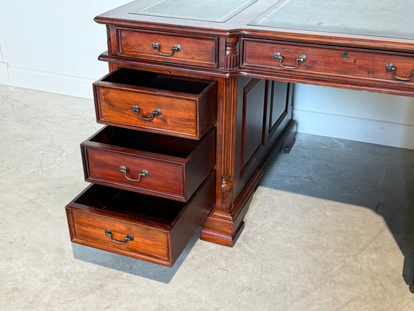 Vintage bureau, klassiek Engels bureau, mahoniehout, groen leer, 715