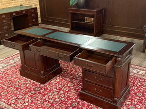 Bureau vintage, bureau anglais classique, acajou, cuir vert, 647