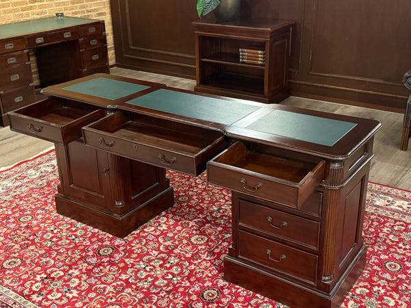 Bureau vintage, bureau anglais classique, acajou, cuir vert, 647