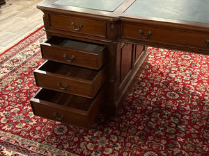 Vintage bureau, partnerdesk, klassiek Engels bureau, mahoniehout, groen leer, 632