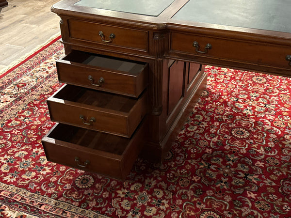 Vintage bureau, partnerdesk, klassiek Engels bureau, mahoniehout, groen leer, 632