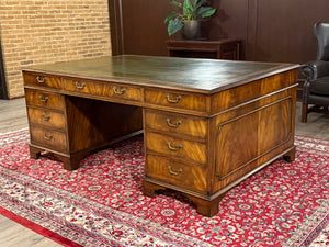 Vintage bureau, partnerdesk, klassiek Engels bureau, notenhout, groen leer, 657