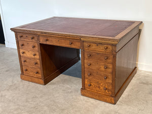 Antiek bureau, klassiek Engels bureau, eikenhout, rood leer, 695