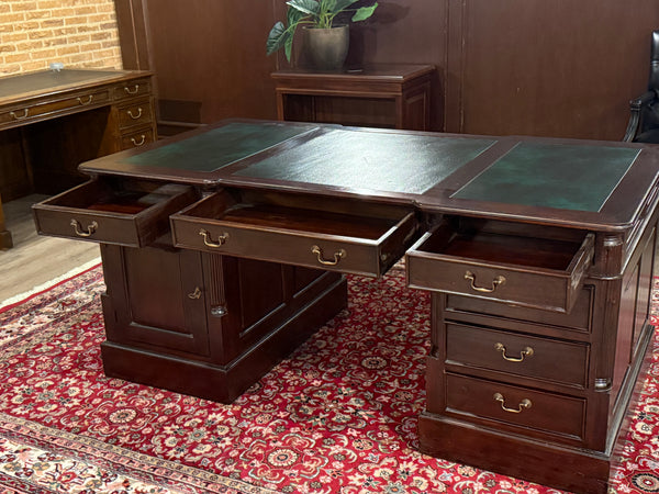 Vintage bureau, klassiek Engels bureau, mahoniehout, groen leer, 573