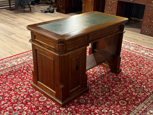 Vintage bureau, klassiek Engels bureau, mahoniehout, groen leer, 620