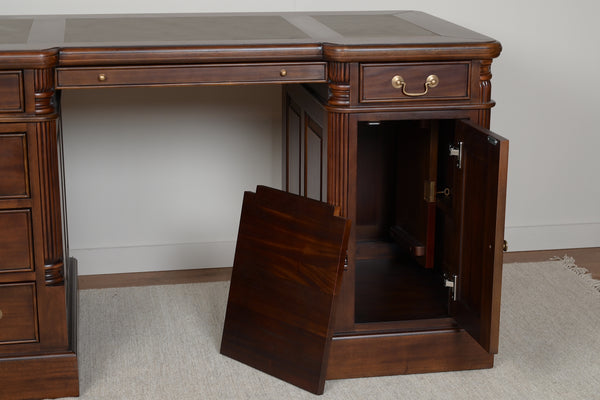 Pillar 140x70 Walnoot, klassiek Engels bureau, massief mahoniehout