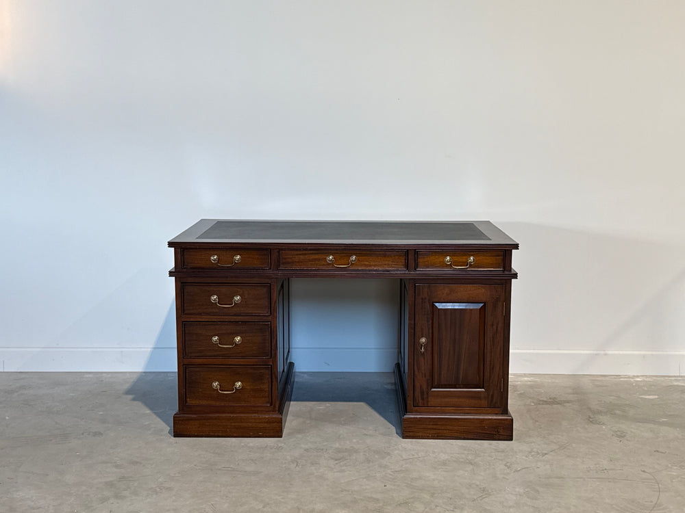 Vintage bureau, klassiek Engels bireau, mahoniehout, zwart leer, 693