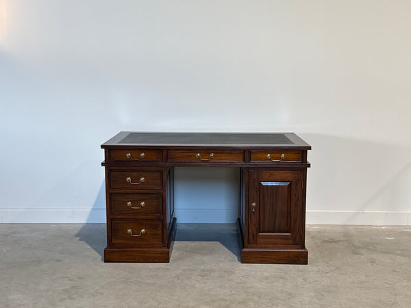 Vintage bureau, klassiek Engels bireau, mahoniehout, zwart leer, 693