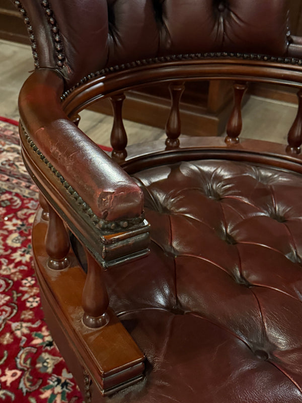 Vintage stoel, Chesterfield, mahoniehout, rood leer, 123