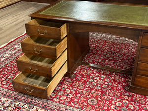 Vintage bureau, antiek Engels bureau, eikenhout, groen leer, 606