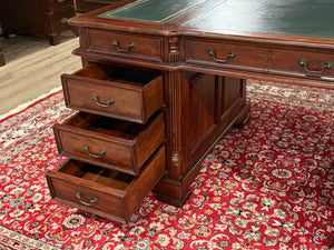 Vintage bureau, klassiek Engels bureau, Mahoniehout, groen leer, 611