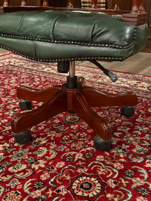 Vintage stoel, Chesterfield, mahoniehout, groen leer, 124