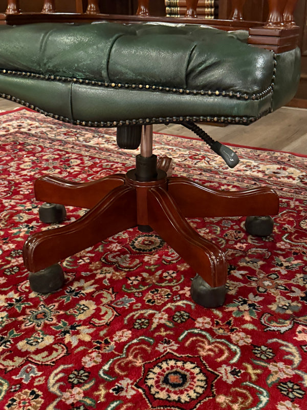 Vintage stoel, Chesterfield, mahoniehout, groen leer, 124