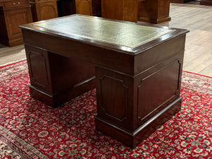 Vintage-Schreibtisch, klassischer englischer Schreibtisch, Nussbaumholz, grünes Leder, 641