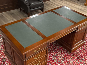 Vintage bureau, klassiek Engels bureau, mahoniehout, groen leer, 635