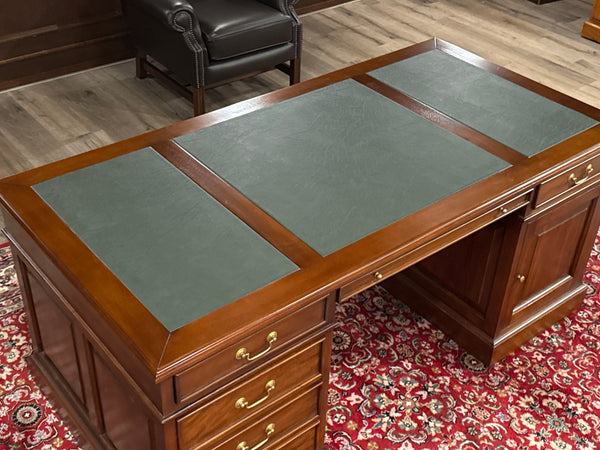 Vintage bureau, klassiek Engels bureau, mahoniehout, groen leer, 635