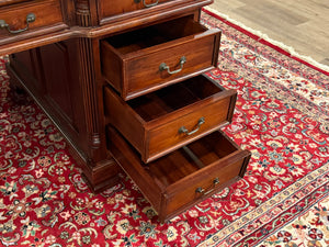 Vintage bureau, klassiek Engels bureau, mahoniehout, groen leer, 626