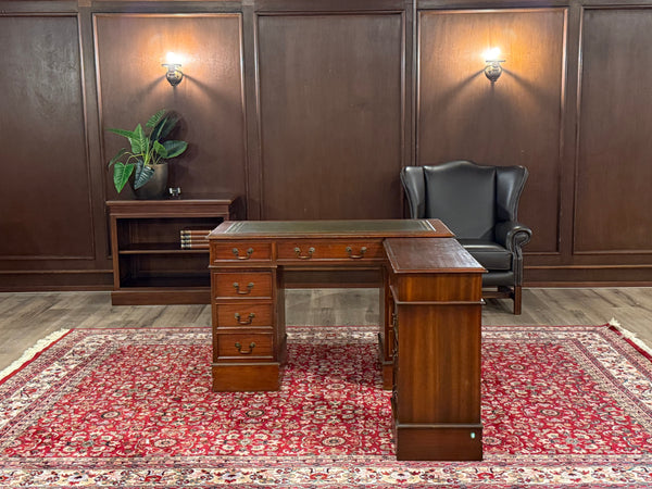 Vintage bureau, hoekbureau, klassiek Engels bureau, mahoniehout, groen leer, 624