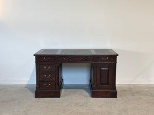 Vintage bureau, klassiek Engels bureau, mahoniehout, groen leer, 694