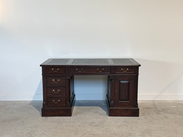 Vintage bureau, klassiek Engels bureau, mahoniehout, groen leer, 694