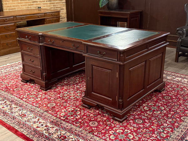 Vintage bureau, partnerdesk, klassiek Engels bureau, mahoniehout, groen leer, 671