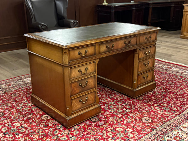 Vintage bureau, klassiek Engels bureau, notenhout, groen leer, 665