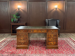 Vintage bureau, klassiek Engels bureau, notenhout, groen leer, 619