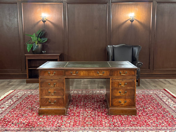 Vintage bureau, klassiek Engels bureau, notenhout, groen leer, 619