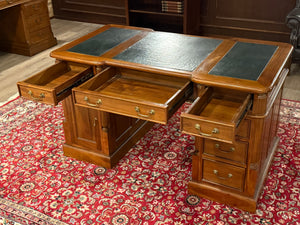 Vintage bureau, klassiek Engels bureau, mahoniehout, groen leer, 672