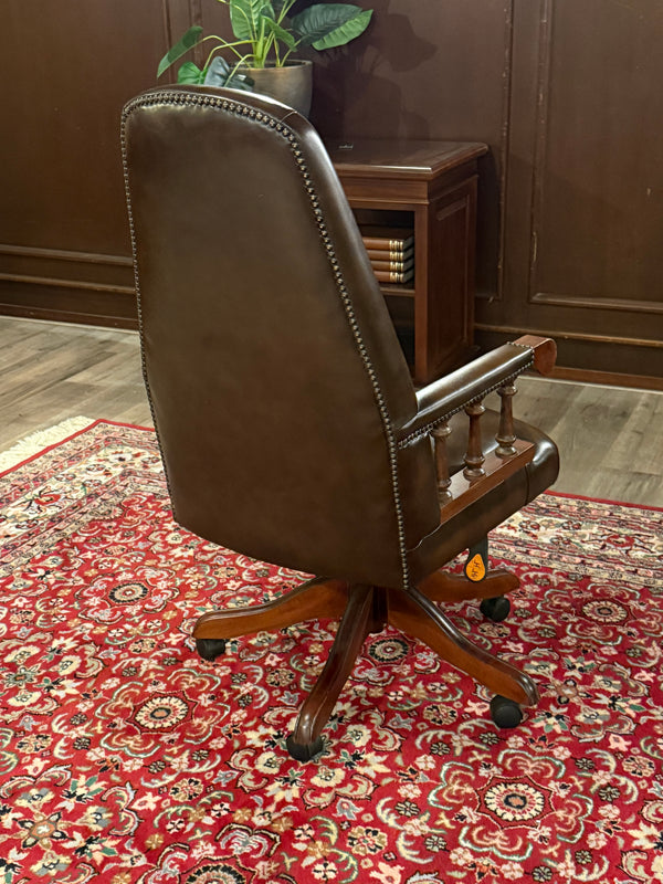 Vintage stoel, Chesterfield, mahoniehout, bruin leer, 111