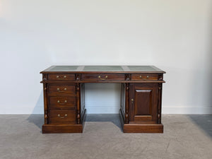 Vintage bureau, klassiek Engels bureau, mahoniehout, groen leer, 716