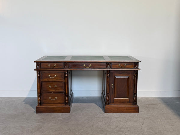 Vintage bureau, klassiek Engels bureau, mahoniehout, groen leer, 716