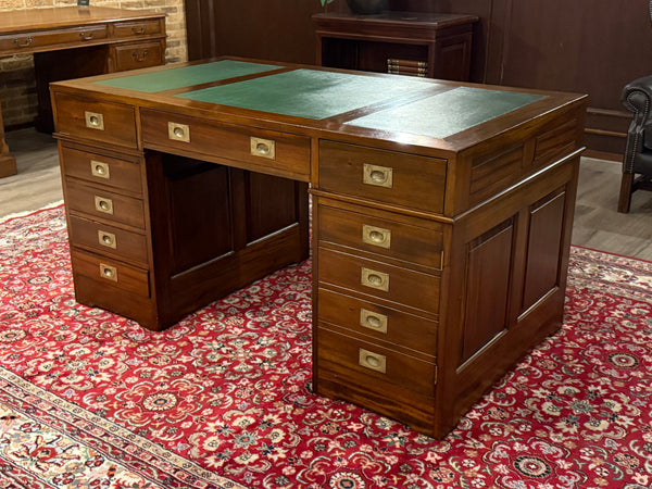 Vintage bureau, klassiek Engels bureau, mahoniehout, groen leer, 676