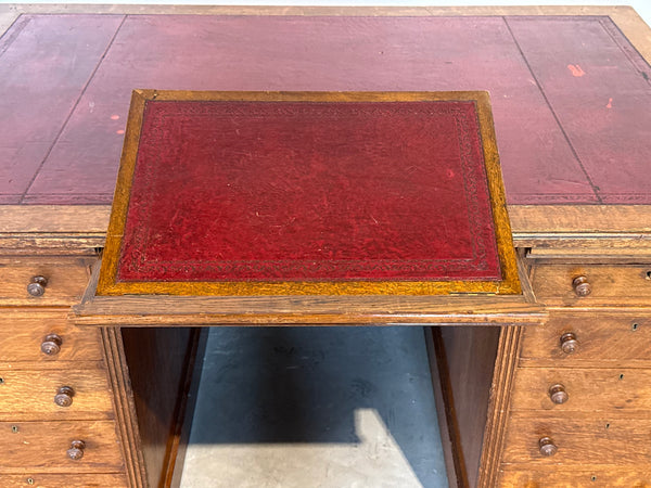 Antiek bureau, klassiek Engels bureau, eikenhout, rood leer, 695