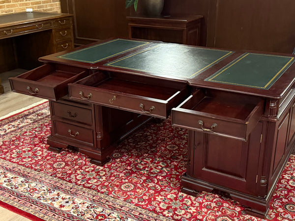 Vintage bureau, klassiek Engels bureau, partnerdesk , mahoniehout , groen leer, 566