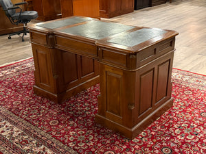 Vintage bureau, klassiek Engels bureau, mahoniehout, groen leer, 672