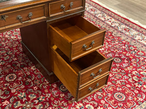 Vintage bureau, klassiek Engels bureau, mahoniehout, groen leer, 583