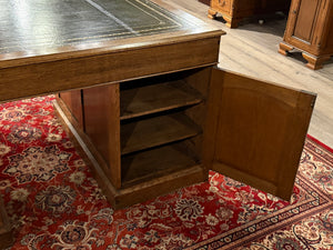 Bureau ancien 477 - Bureau anglais classique, cuir vert avec garnitures dorées, poignées en bois, bois de chêne clair
