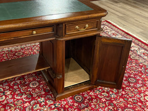 Vintage bureau, klassiek Engels bureau, mahoniehout, groen leer, 620