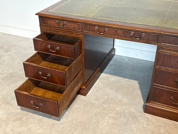 Vintage bureau, klassiek Engels bureau, notenhout, groen leer, 700