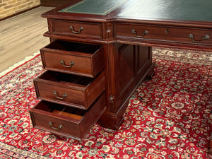 Vintage bureau, klassiek Engels bureau, mahoniehout, groen leer, 656