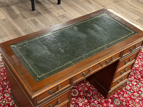 Vintage bureau, klassiek Engels bureau, mahoniehout, groen leer, 583