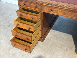 Antiek bureau, klassiek Engels bureau, eikenhout, rood leer, 695