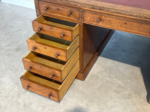 Antiek bureau, klassiek Engels bureau, eikenhout, rood leer, 695