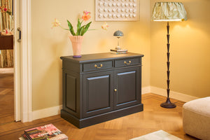 Sideboard schmal Schwarz Griffe aus Messing