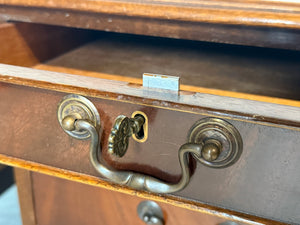 Vintage bureau, klassiek Engels bureau, notenhout, groen leer, 700