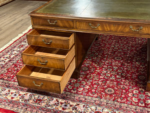 Vintage bureau, partnerdesk, klassiek Engels bureau, notenhout, groen leer, 657