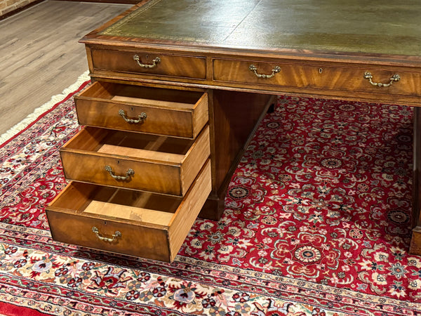 Vintage bureau, partnerdesk, klassiek Engels bureau, notenhout, groen leer, 657