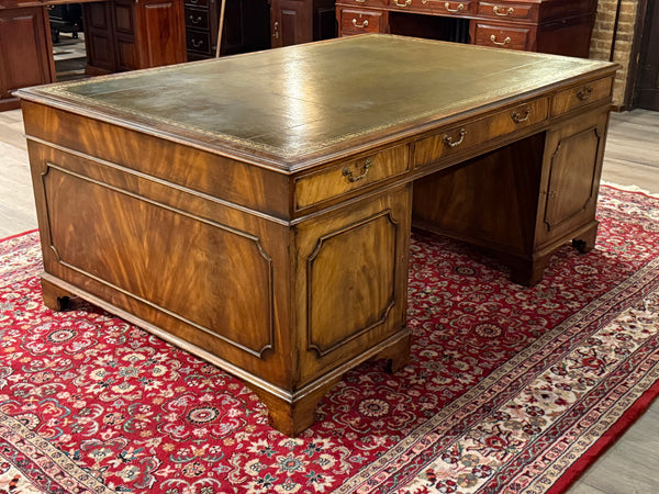 Vintage bureau, partnerdesk, klassiek Engels bureau, notenhout, groen leer, 657