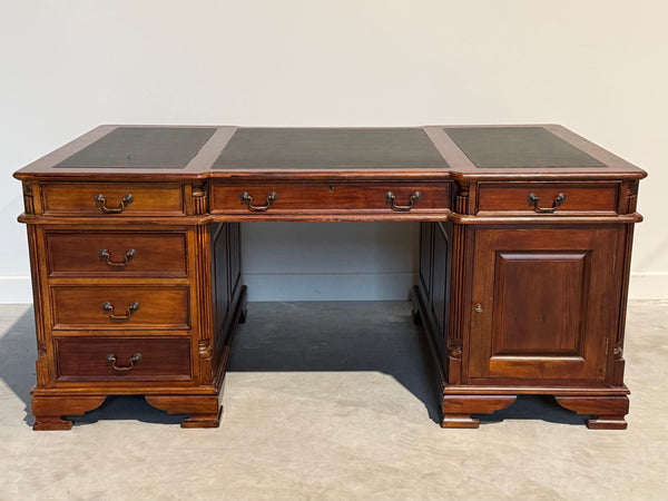 Vintage bureau, partnerdesk, klassiek Engels bureau, mahoniehout, zwart leer, 689